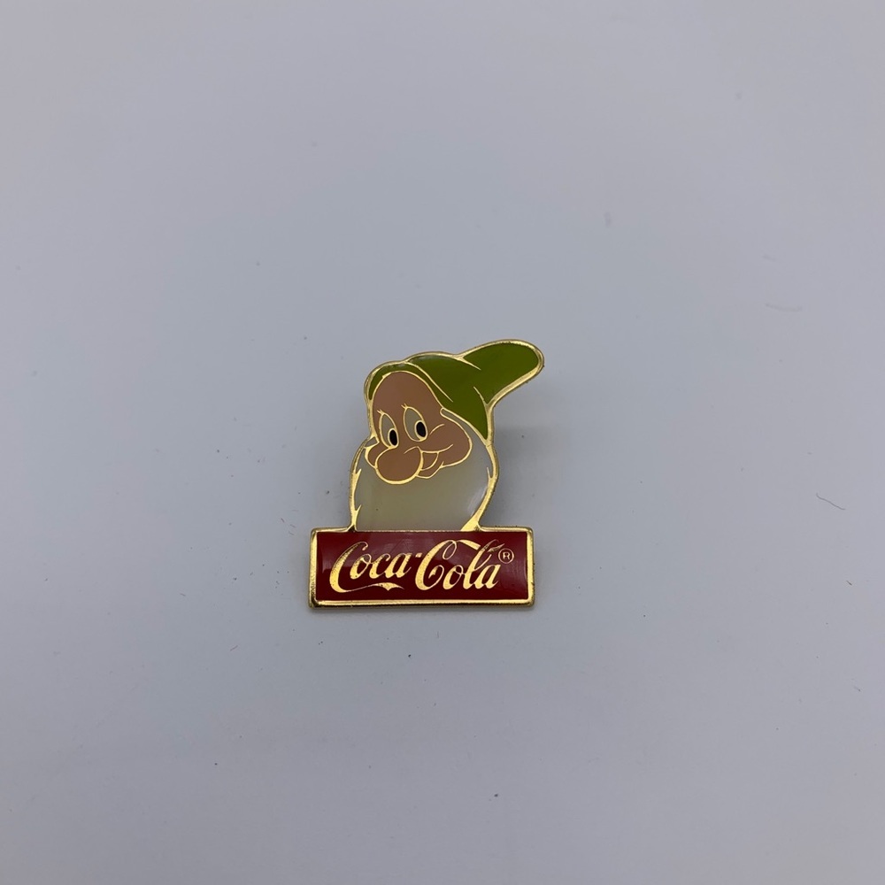 Disney WDW 1986 15th Anniversary Coca Cola Snow White Dwarf (BASHFUL) vtg. Pin